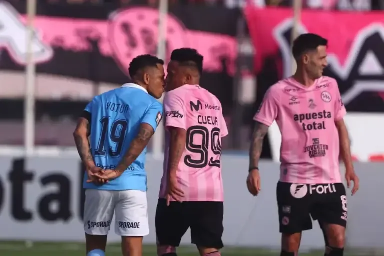 The altercation between Yotún and Cueva. (Photo: Fernando Sangama / GEC)
