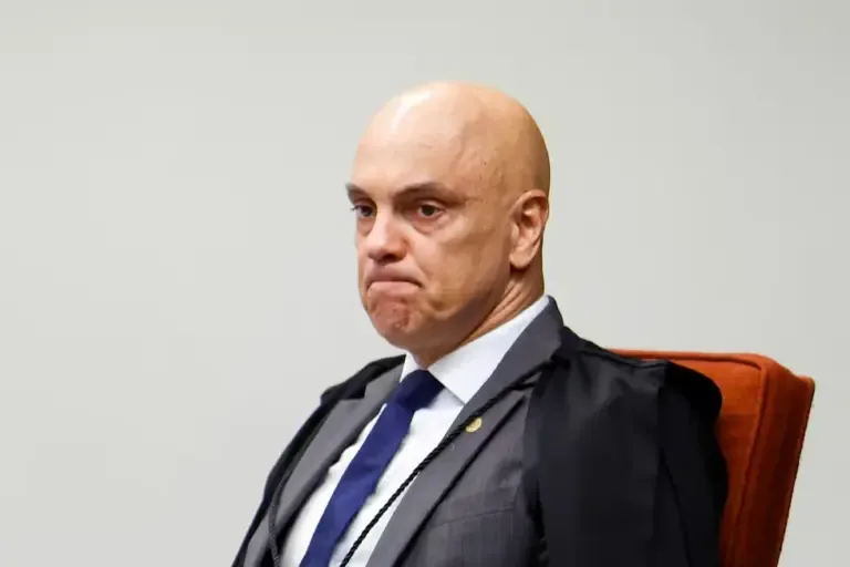 Judge Alexandre de Moraes, of the Federal Supreme Court (TSF) of Brazil, observes during a session of the First Chamber, in Brasilia, June 16, 2026. (Sergio Lima / AFP)