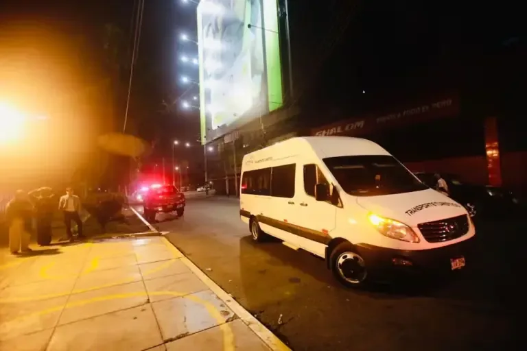 The eight teenagers involved in the alleged rape case were transferred in a private unit with their families after a complaint in San Borja. (Photo: César Grados / @photo.gec)