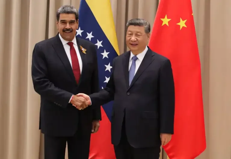 Venezuelan leader Nicolás Maduro shaking hands with Chinese President Xi Jinping during a meeting in Moscow on May 9, 2025. (Photo by MARCELO GARCIA / Presidency of Venezuela / AFP).