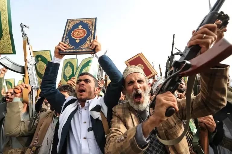 Supporters of the Houthi movement, backed by Iran, display their weapons and copies of the Quran during a demonstration in solidarity with Lebanon in Sana'a, May 18, 2026. (Photo by Mohammed HUWAIS / AFP).