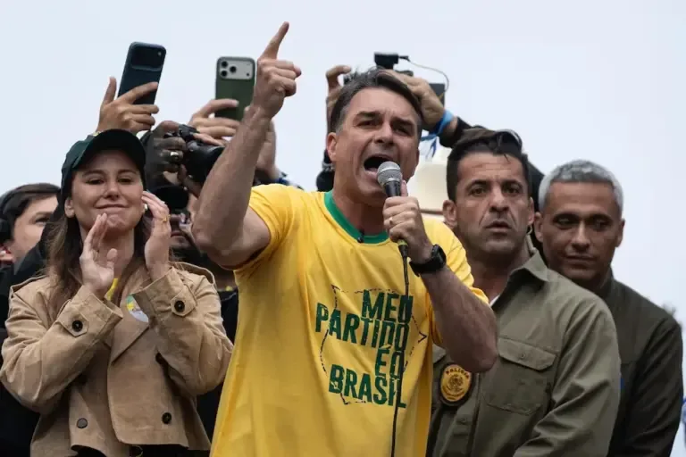 Brazilian presidential candidate Flávio Bolsonaro speaks at an Independence Day event on Avenida Paulista, São Paulo. (EFE/Isaac Fontana).