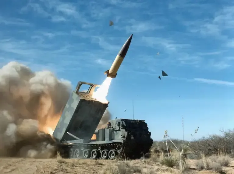 A U.S.-origin ATACMS missile being launched from an M270 multiple launch system. This is one of the weapons heavily used by the United States in the war against Iran. (Public Domain / Archive).