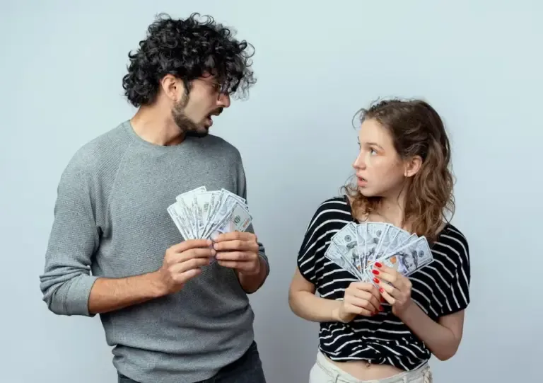 Discussions about money rarely deal only with numbers. They almost always hide fears of dependency and power tensions that undermine security in the couple.