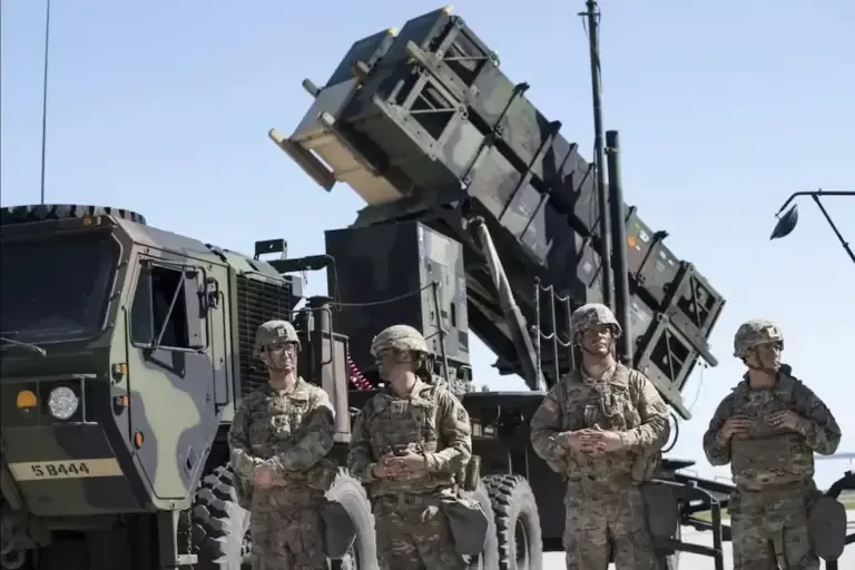 United States military personnel from the Air and Missile Defense Command pose next to a Patriot defense system in Vilnius, Lithuania. (AP / Mindaugas Kulbis / Archive).