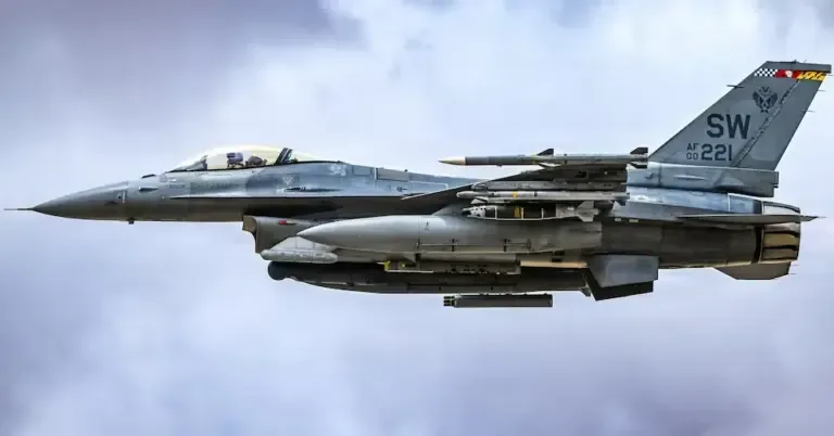 A U.S. Air Force F-16 fighter jet patrols the skies over the Middle East in the context of the war with Iran. (Centcom).