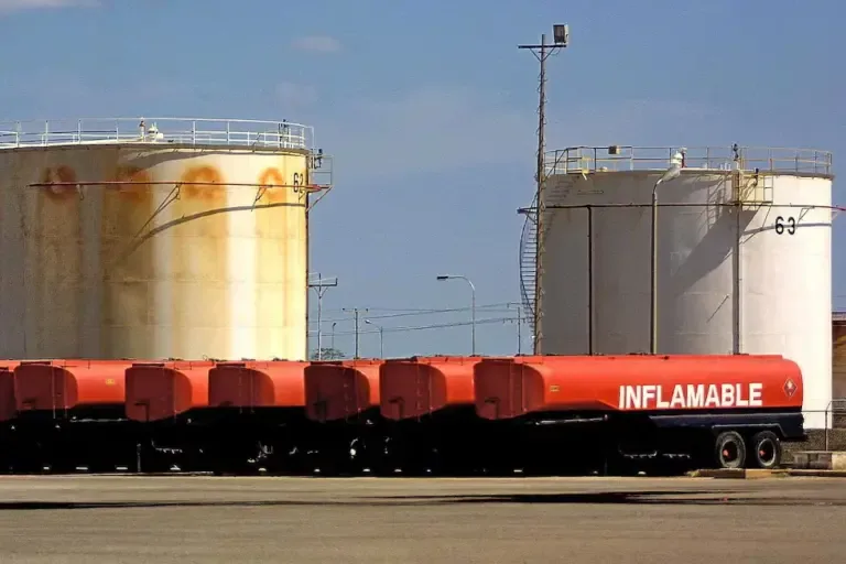 Tanker trucks parked at an oil refinery in Maracaibo, Venezuela, on December 18, 2002. (Photo by ANDREW ALVAREZ / AFP).