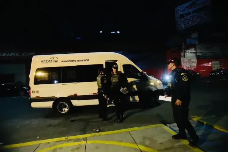 The eight teenagers involved in the alleged rape case were transferred in a private unit with their families after a complaint in San Borja. (Photo: César Grados / @photo.gec)