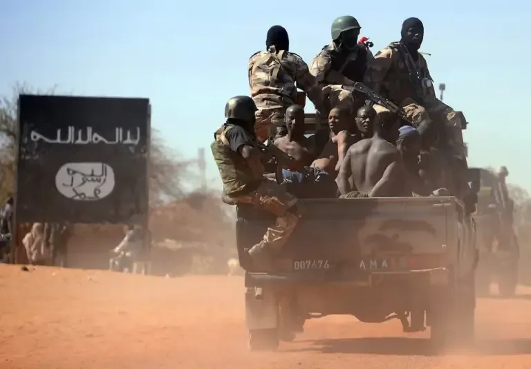 Malian soldiers transport a dozen suspects belonging to Islamist groups after a bomb attack. 2013. (AFP).