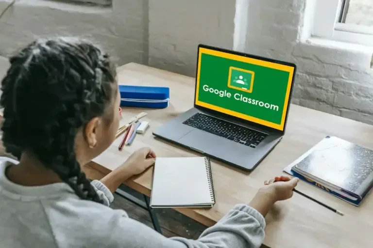 Google Classroom is a powerful tool to manage virtual classes in an organized and effective way. From creating classes to assigning tasks, managing grades, and communicating with students, this platform facilitates the entire online teaching process. | Credit: smartmockups.com / Composition Mag
