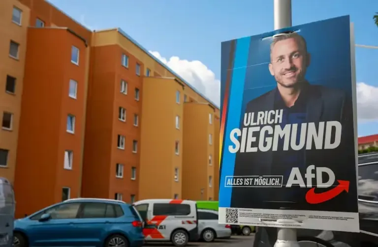 TANGERMUENDE (Germany), 06/09/2026.- An election poster featuring the far-right Alternative for Germany (AfD) party's lead candidate in Saxony-Anhalt, Ulrich Siegmund, stands in Tangermuende, Germany, 06 September 2026. Voters in Saxony-Anhalt are casting ballots to elect a new state parliament. (Elections, Germany) EFE/EPA/CLEMENS BILAN