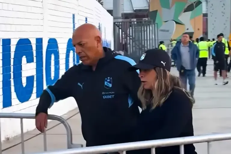 Roberto Mosquera leaves upset after not being able to hold a press conference (Photo: @NKADIGITALTV)