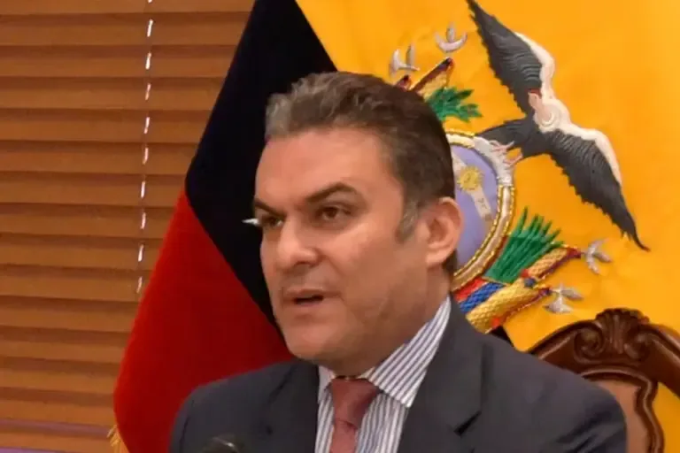 El exministro ecuatoriano José Serrano, habla durante una conferencia de prensa, en Quito, Ecuador, el 17 de diciembre de 2017. (Juan Ruiz / AFP)