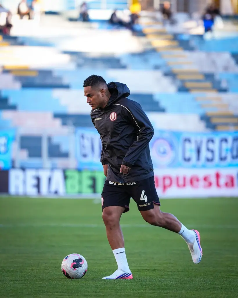 Universitario realizó los trabajos previos y ya se alistan para el inicio del partido.