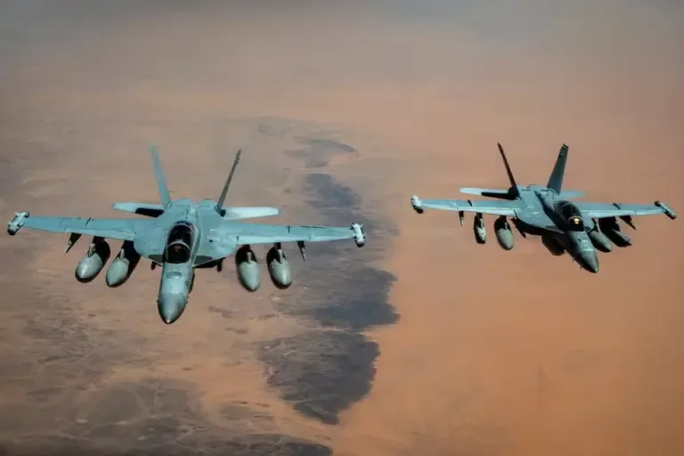 E/A-18G electronic warfare aircraft belonging to the U.S. Navy patrol the skies of the Middle East, in the context of the war with Iran. (Centcom / X).