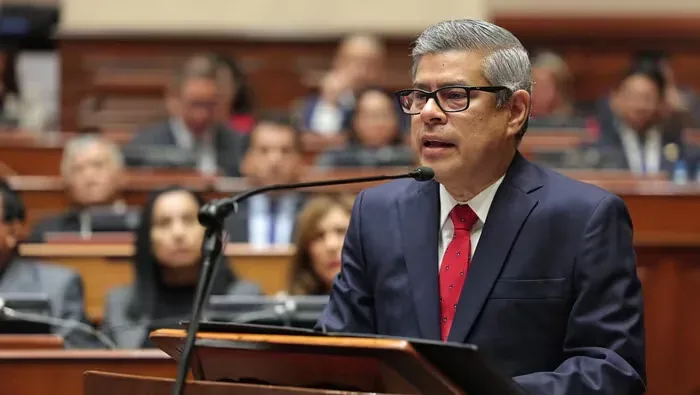 Premier Galarreta initiates dialogue with the benches of the Chamber of Deputies to explain the legislative powers delegation project. Photo: PCM.