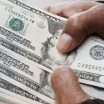 Dollar opens lower at S/3.35 amid global index decline