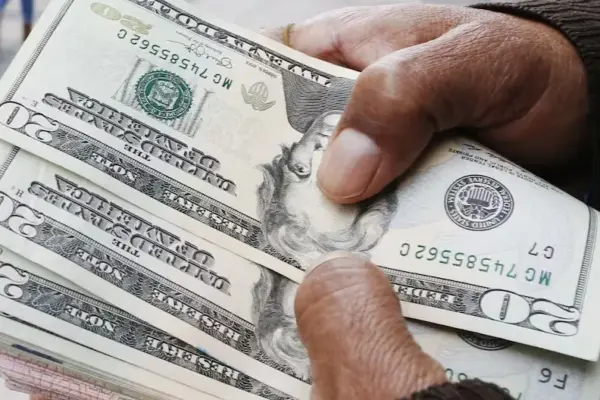 Dollar opens lower at S/3.35 amid global index decline