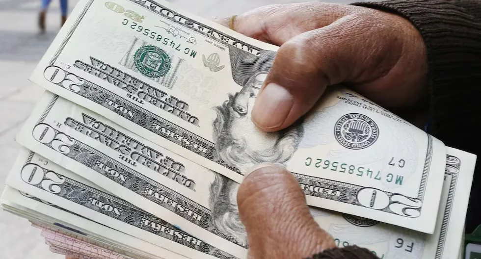 Dollar opens lower at S/3.35 amid global index decline