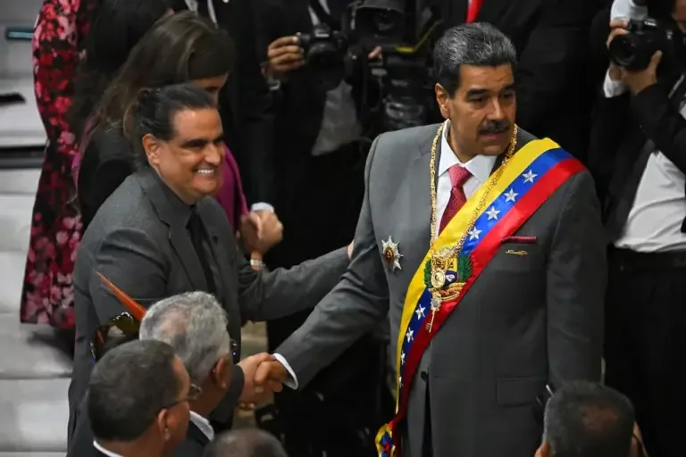 Then Venezuelan President Nicolás Maduro (right) shakes hands with Colombian businessman Alex Saab upon his arrival at the National Assembly headquarters to deliver his speech on January 15, 2024. (Photo by Federico PARRA / AFP).