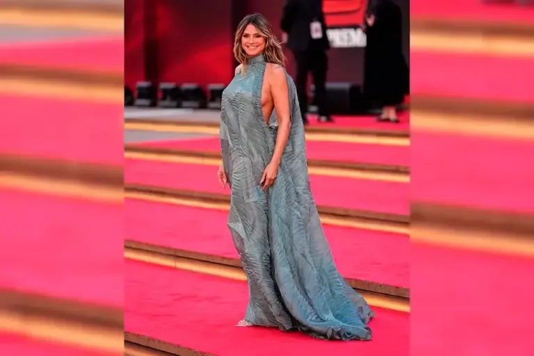 Heidi Klum luce un vestido diseñado por Bryan Barrientos para la alfombra roja de