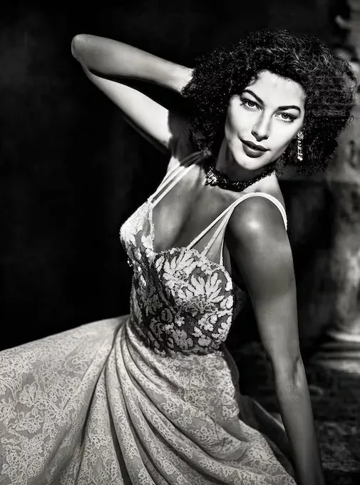 Ava Gardner en sensual imagen publicada en el diario en febrero de 1954, en plena promoción del festival de la MGM que presentaba cinco de su marca, entre ellos 'Mogambo'. (Foto: Archivo Histórico de El Comercio, mejorada con IA)