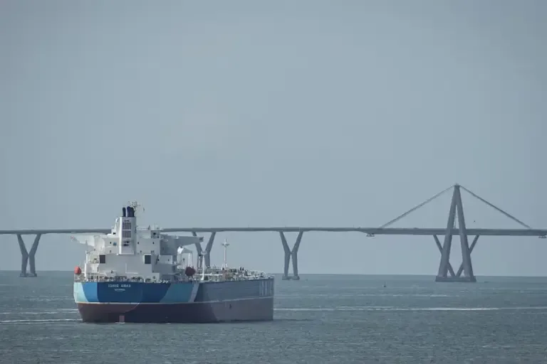An oil tanker ship sailing in Maracaibo, Venezuela. (EFE/ Henry Chirinos).