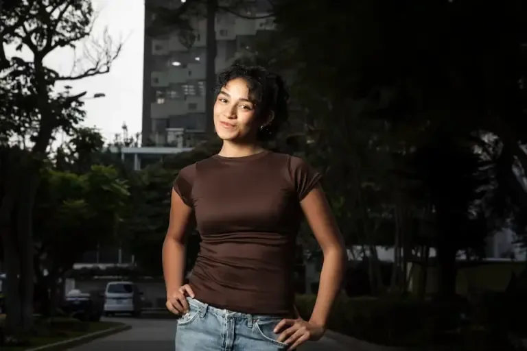 Farfán acknowledges that growing up in front of the cameras and dealing with criticism on social media made her more reflective about public judgment and the limits of exposure. (Photo: Rochi León)