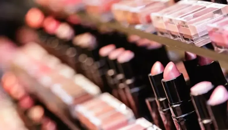 While consumption advances and the supply is renewed with hundreds of products, an unusual wave of Asian companies is entering the country, mainly with facial treatment and sun protection proposals.