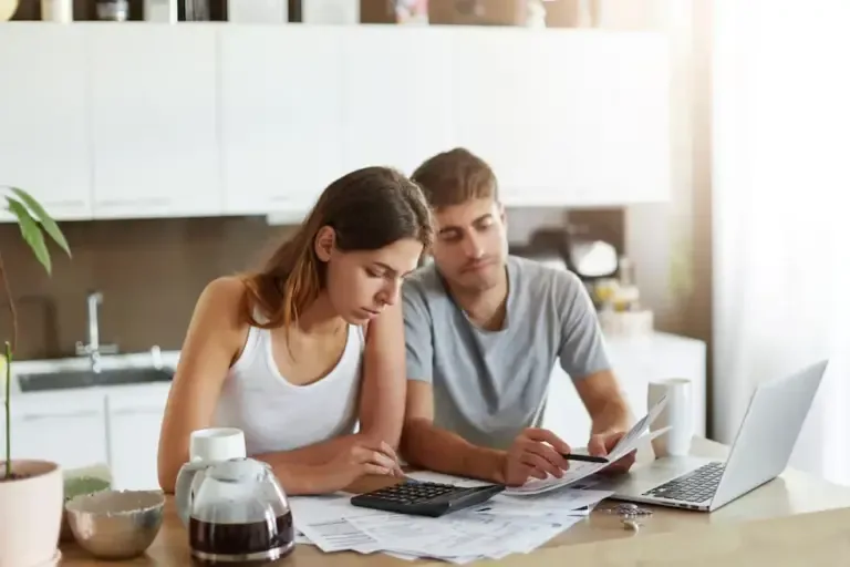 Splitting expenses in half may seem like the most modern and fair solution, but when salaries are disparate, the classic 50-50 often becomes a financial stress trap.