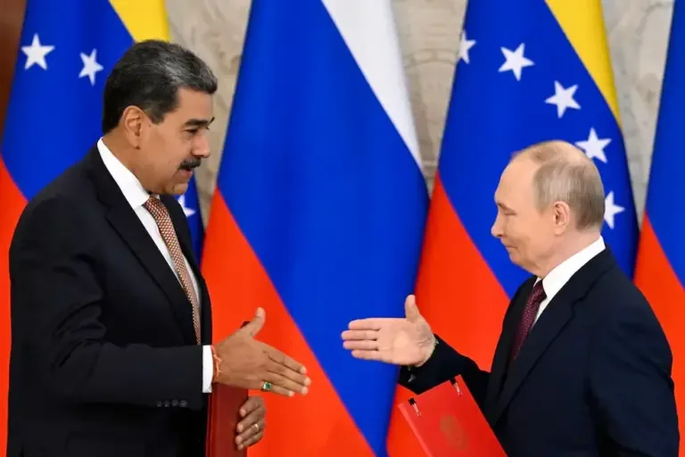 Russian President Vladimir Putin and Venezuelan President Nicolás Maduro shake hands while exchanging documents during a meeting in Moscow on May 7, 2025. (Photo by Alexander NEMENOV / AFP).