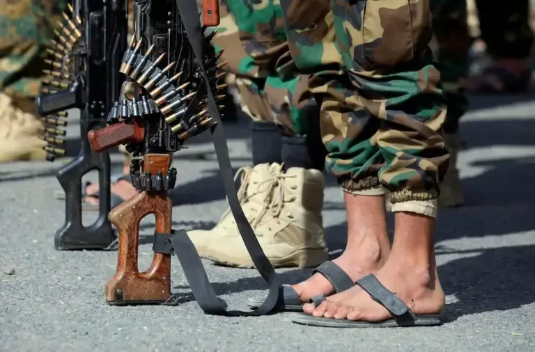 Houthi fighters carry machine guns during a campaign to mobilize more recruits in Sana'a, Yemen, September 10, 2026. (EFE/EPA/YAHYA ARHAB).