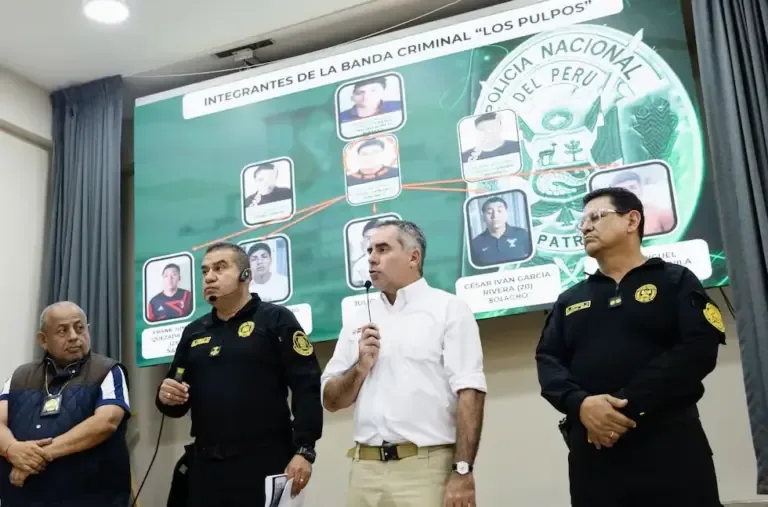 Minister of Defense, Rafael Belaúnde Llosa presented, along with the head of the PNP, Óscar Arriola, the detainees allegedly involved in the kidnapping and murder of four people in Trujillo. The Interior Minister did not participate. (Photo: Mindef)