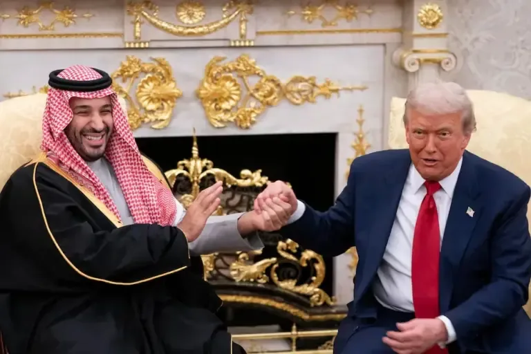 U.S. President Donald Trump meets with Saudi Crown Prince Mohammed bin Salman in the Oval Office of the White House. (EFE/EPA/NATHAN HOWARD).