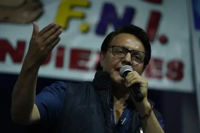 Fernando Villavicencio habla durante un mitin de campaña, minutos antes de ser asesinado en Quito, Ecuador. (EFE/ STR).