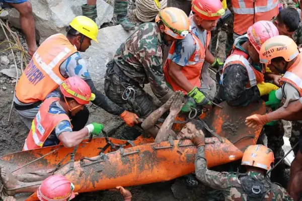 Two workers rescued alive from a tunnel ten days after the flood in Nepal | VIDEO