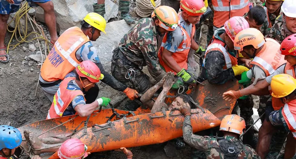 Two workers rescued alive from a tunnel ten days after the flood in Nepal | VIDEO
