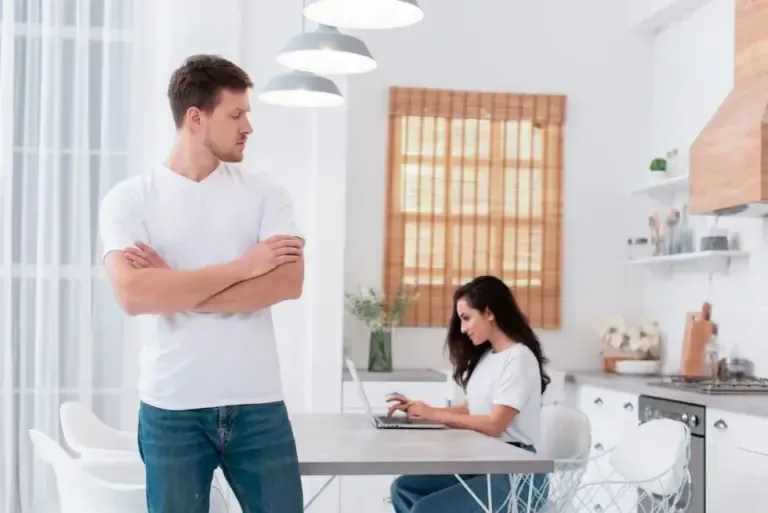 Beyond cash, the time invested in the home, emotional management, and care are part of a balance that every couple must learn to honestly balance.