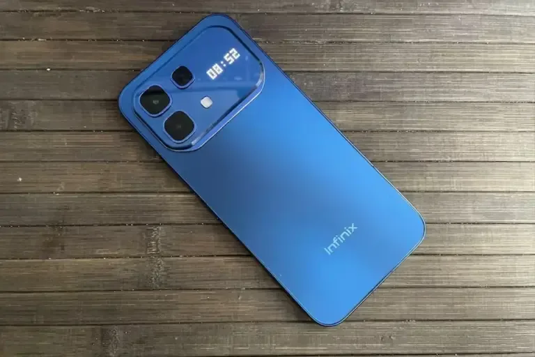 The phone’s rear screen also serves to show the time.