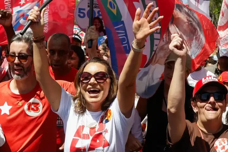 First Lady of Brazil, Rosangela 'Janja' da Silva (C), with supporters of the president and reelection candidate, Lula da Silva, during a march organized by the Workers' Party (PT) in Brasilia. (Photo by Sergio Lima / AFP).